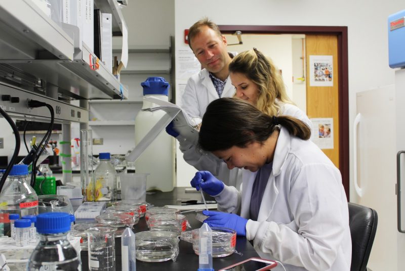 Chris Thompson with students in lab
